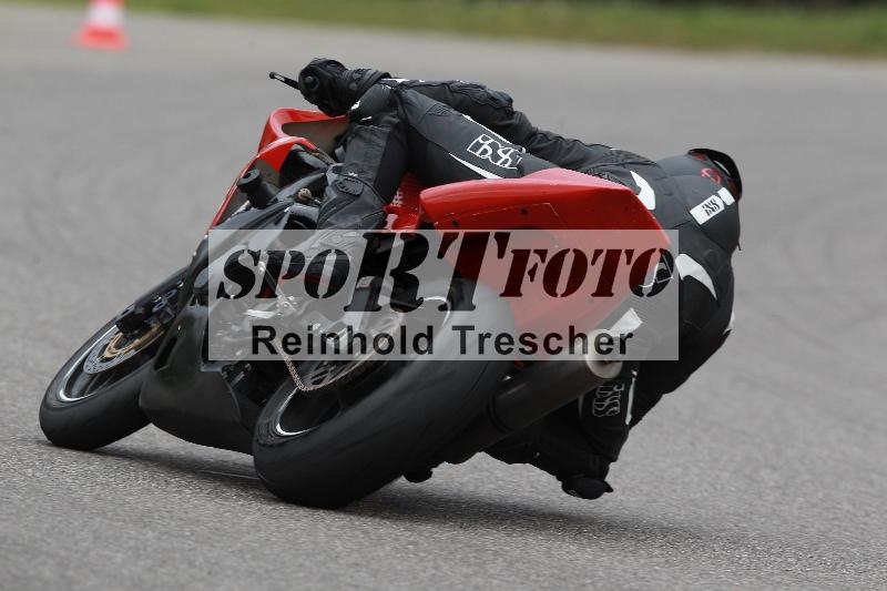 Archiv-2022/13 25.04.2022 Plüss Moto Sport ADR/Freies Fahren/backside